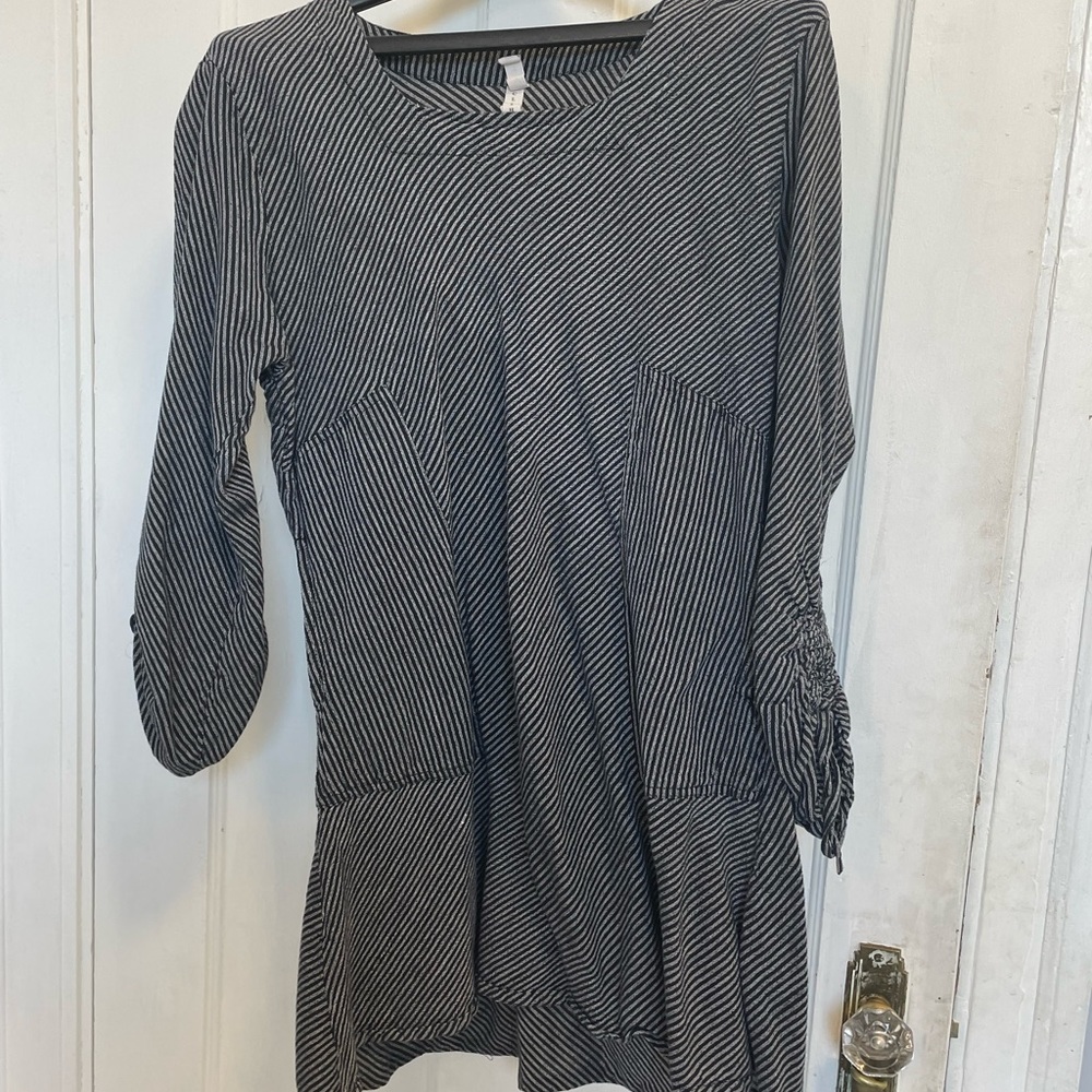 Avatar women’s black and gray striped top, size L